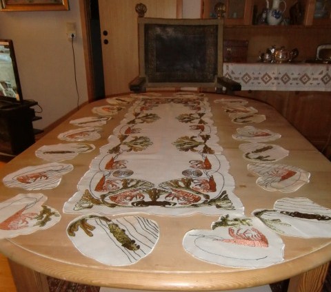 M658M A magnificent runner  and eighteen doilies for shellfish party